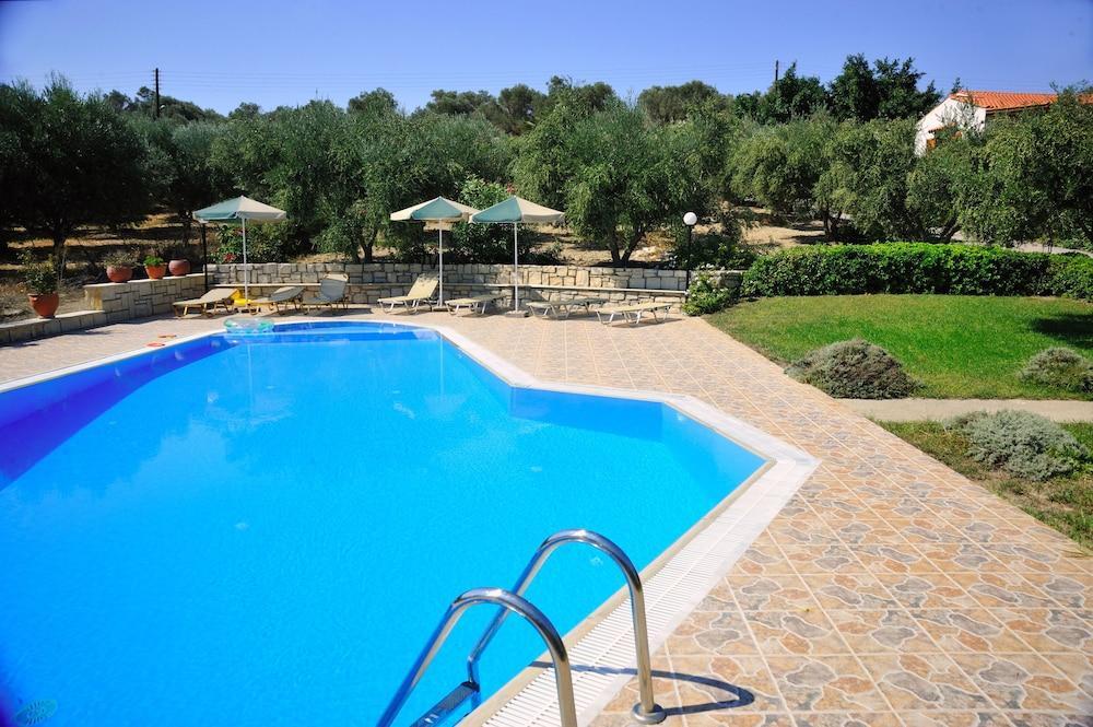 Lefkothea With Large Pool, Bbq & Playground Adelianos Kampos