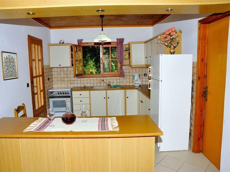 Lefkothea With Large Pool, Bbq & Playground Villa Adelianos Kampos