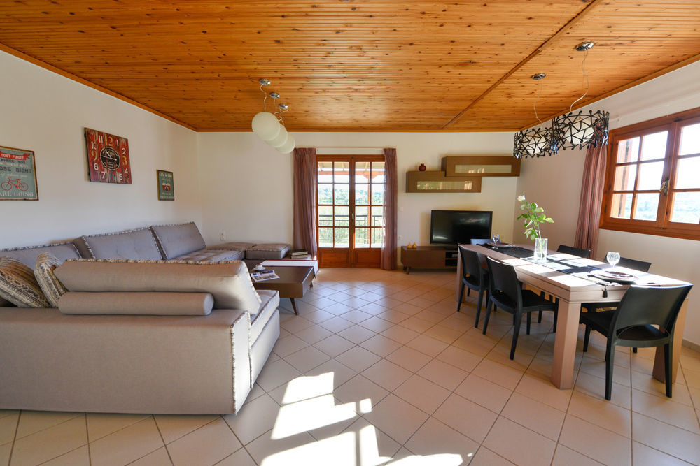 Lefkothea With Large Pool, Bbq & Playground Villa Adelianos Kampos